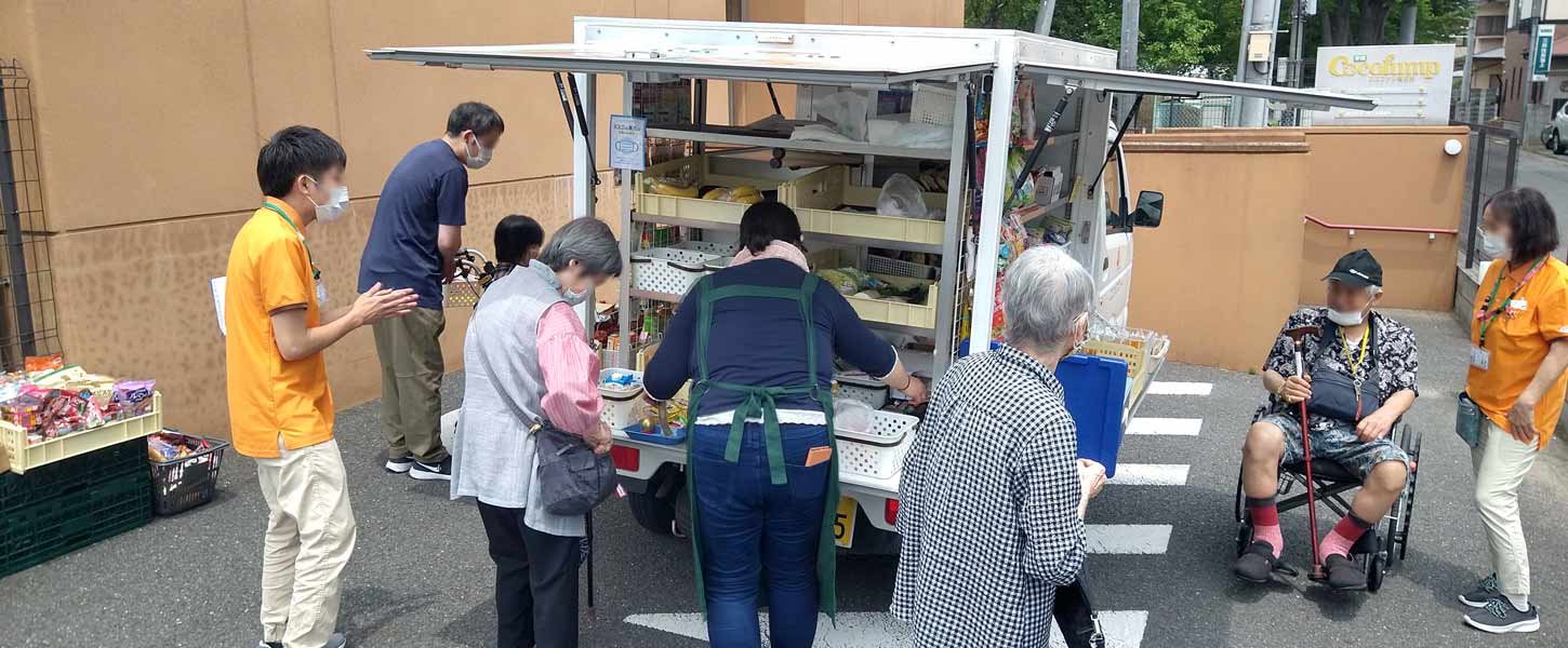 移動スーパーのサービス風景