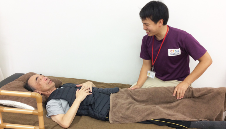 ベッド上でリハビリする様子